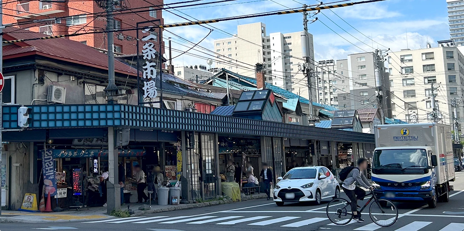 昼の二条市場の外観。青い屋根と「二条市場」の大きな看板