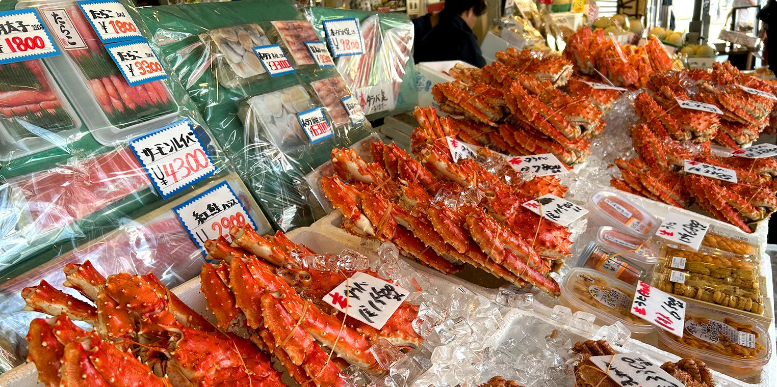 店頭にずらりと並ぶタラバガニの脚