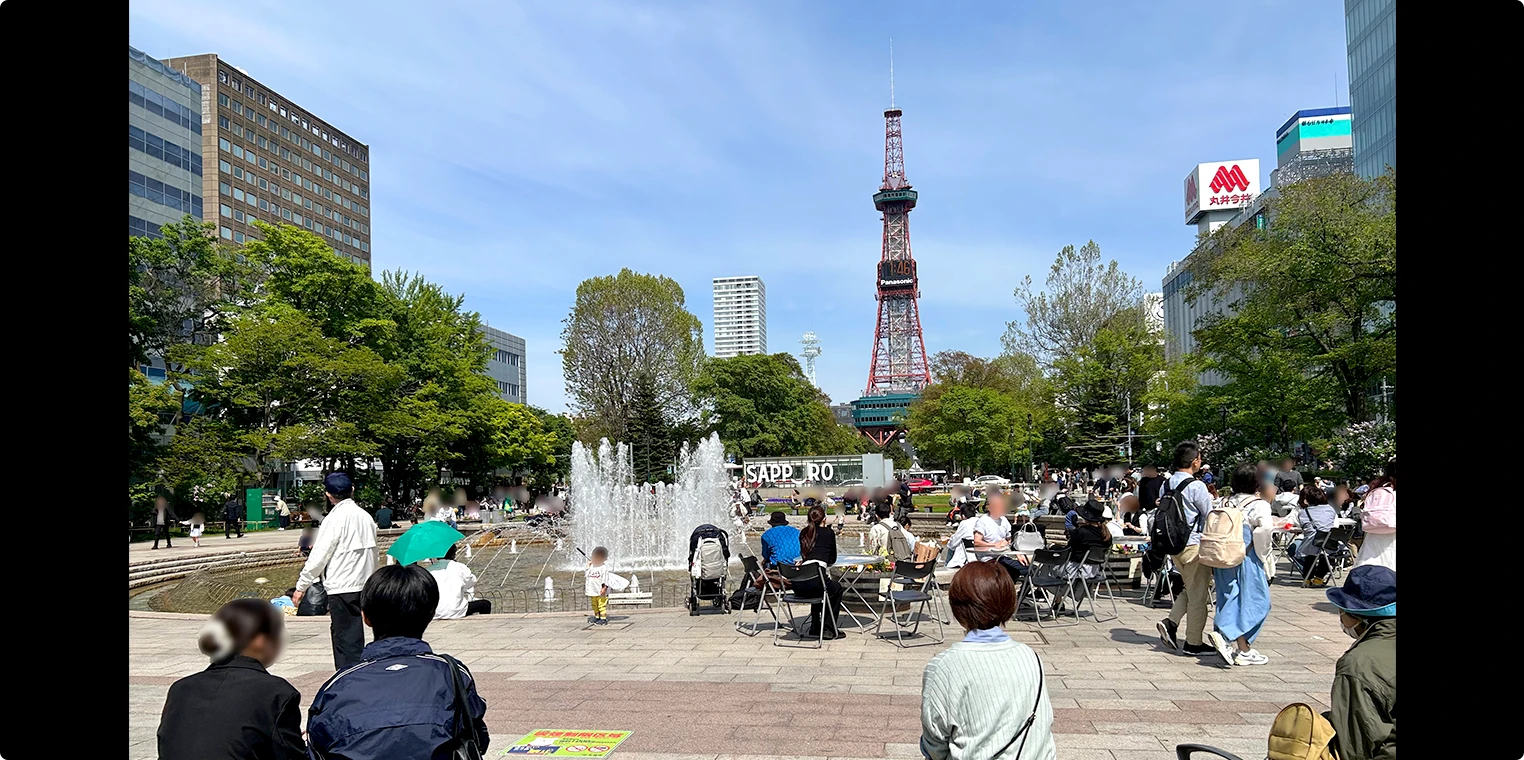 大通公園の噴水越しにテレビ塔を望む