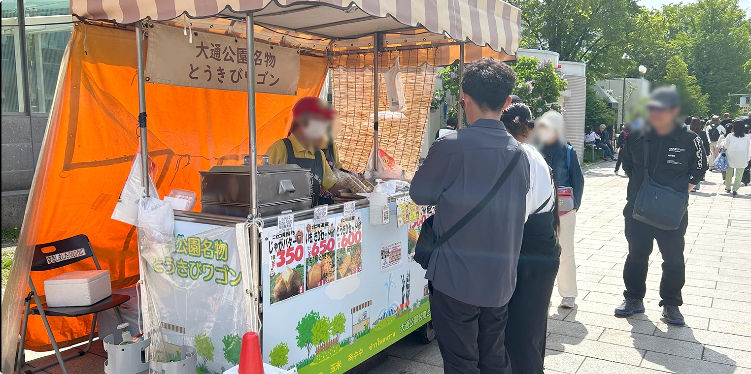 大通公園名物のとうきびワゴン。スタッフが焼きとうきびを販売している