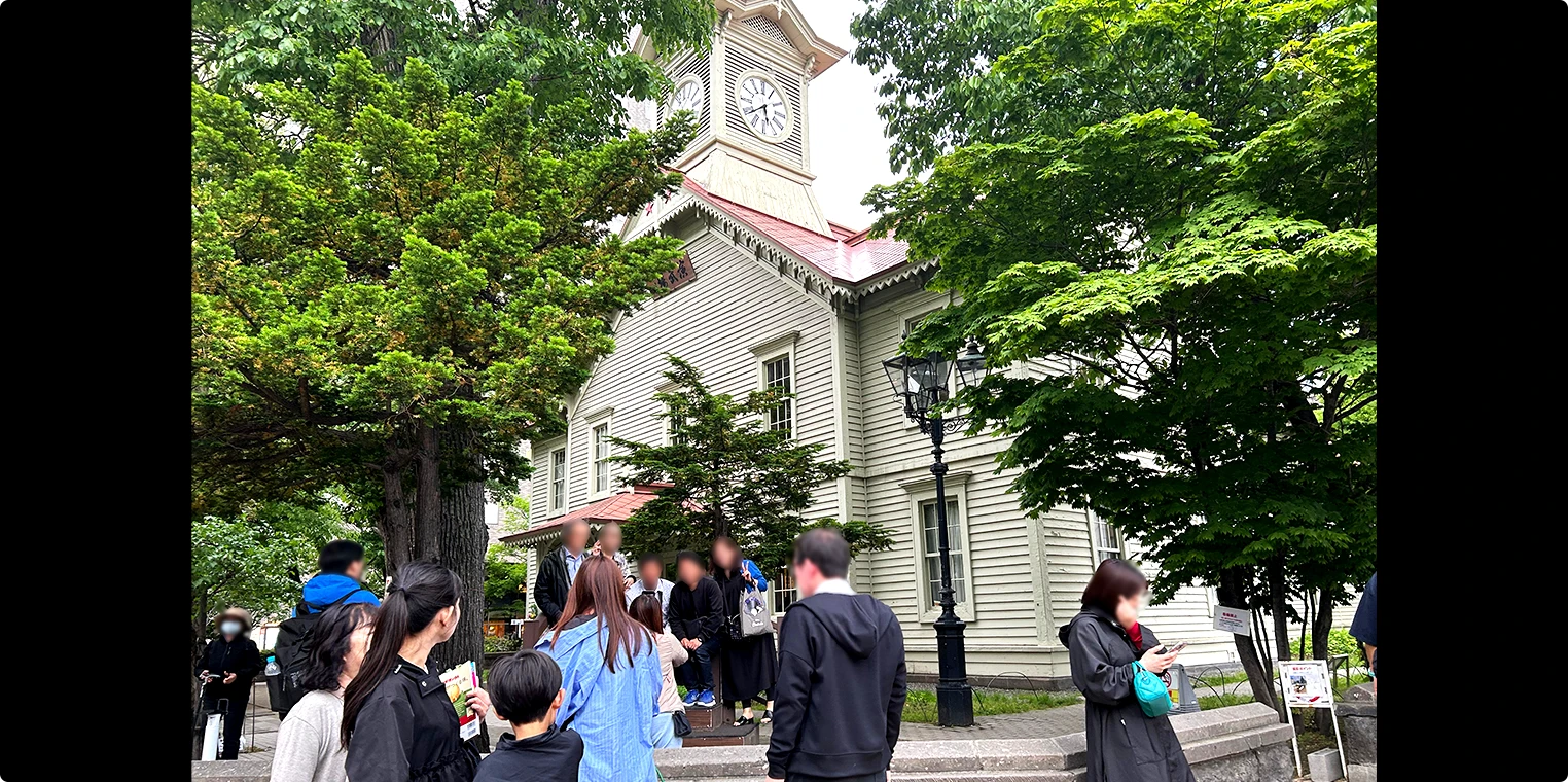 時計台の正面に観光客が集まっている様子