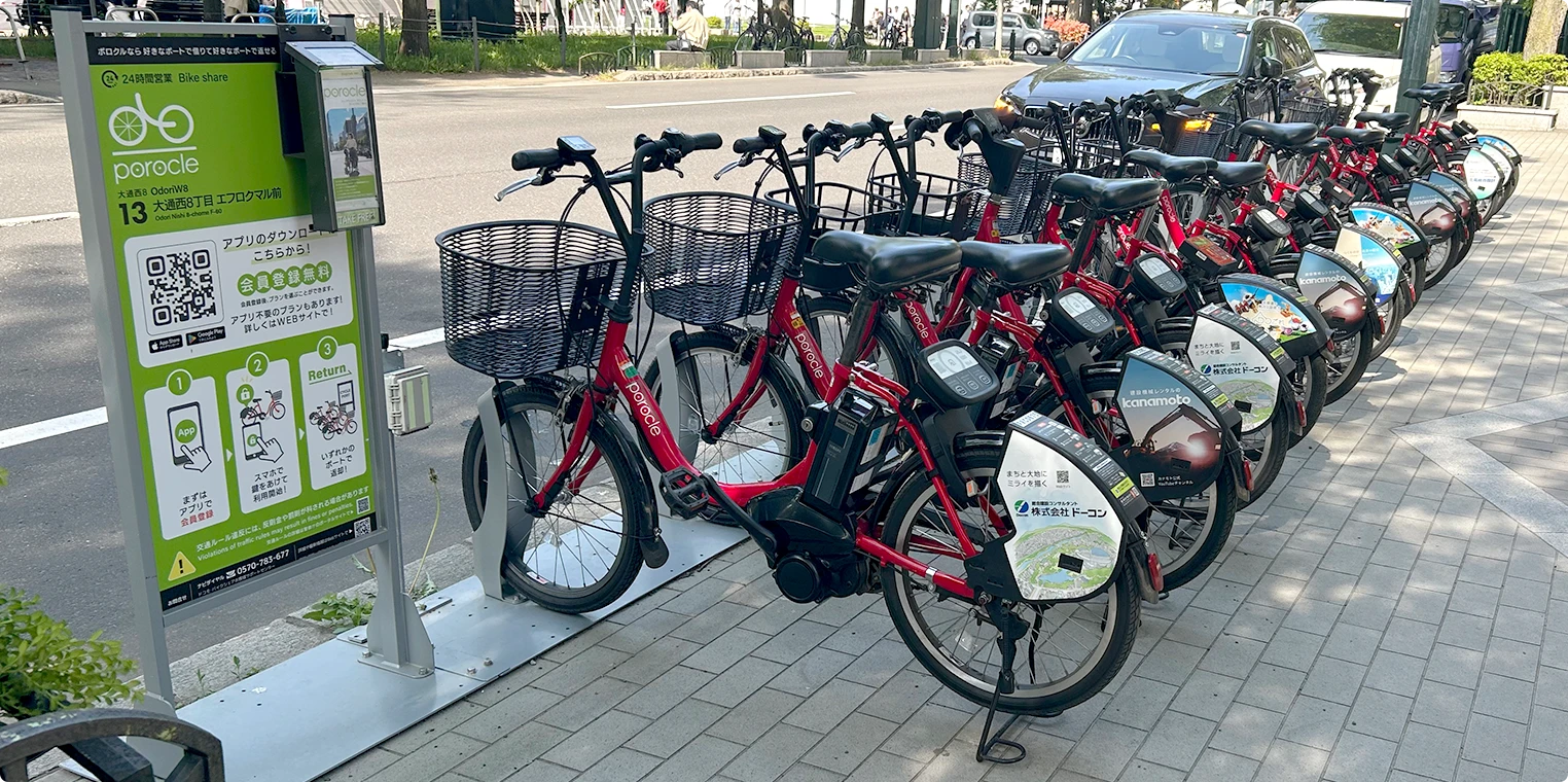 大通公園沿いのポロクルステーション。赤い電動アシスト自転車が並ぶ